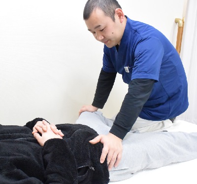 坐骨神経痛の施術の様子